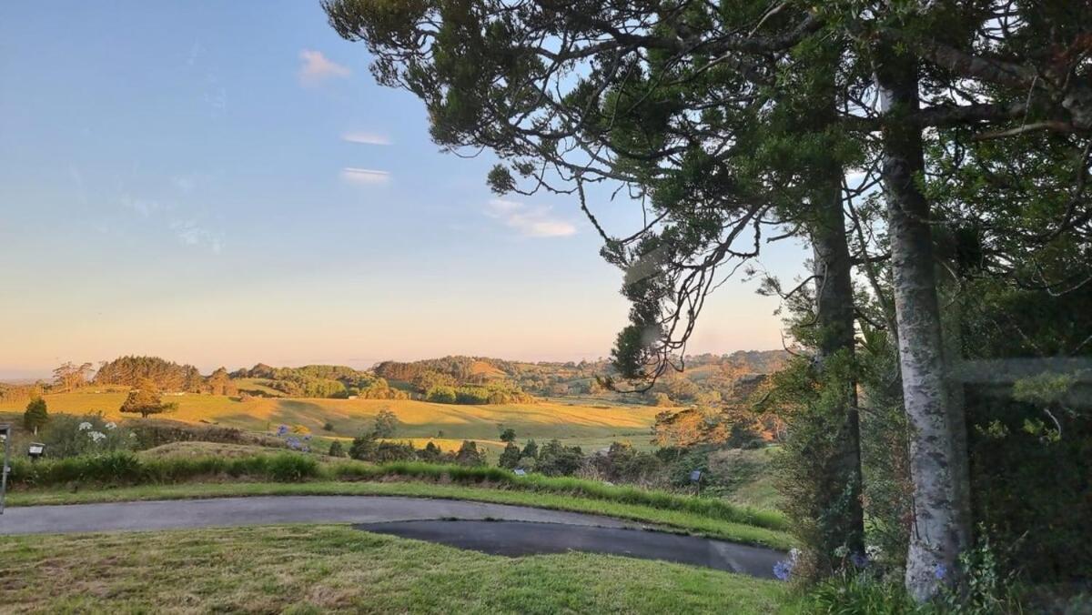 Вилла The Kauri Getaway By Tiny Away Waitoki Экстерьер фото