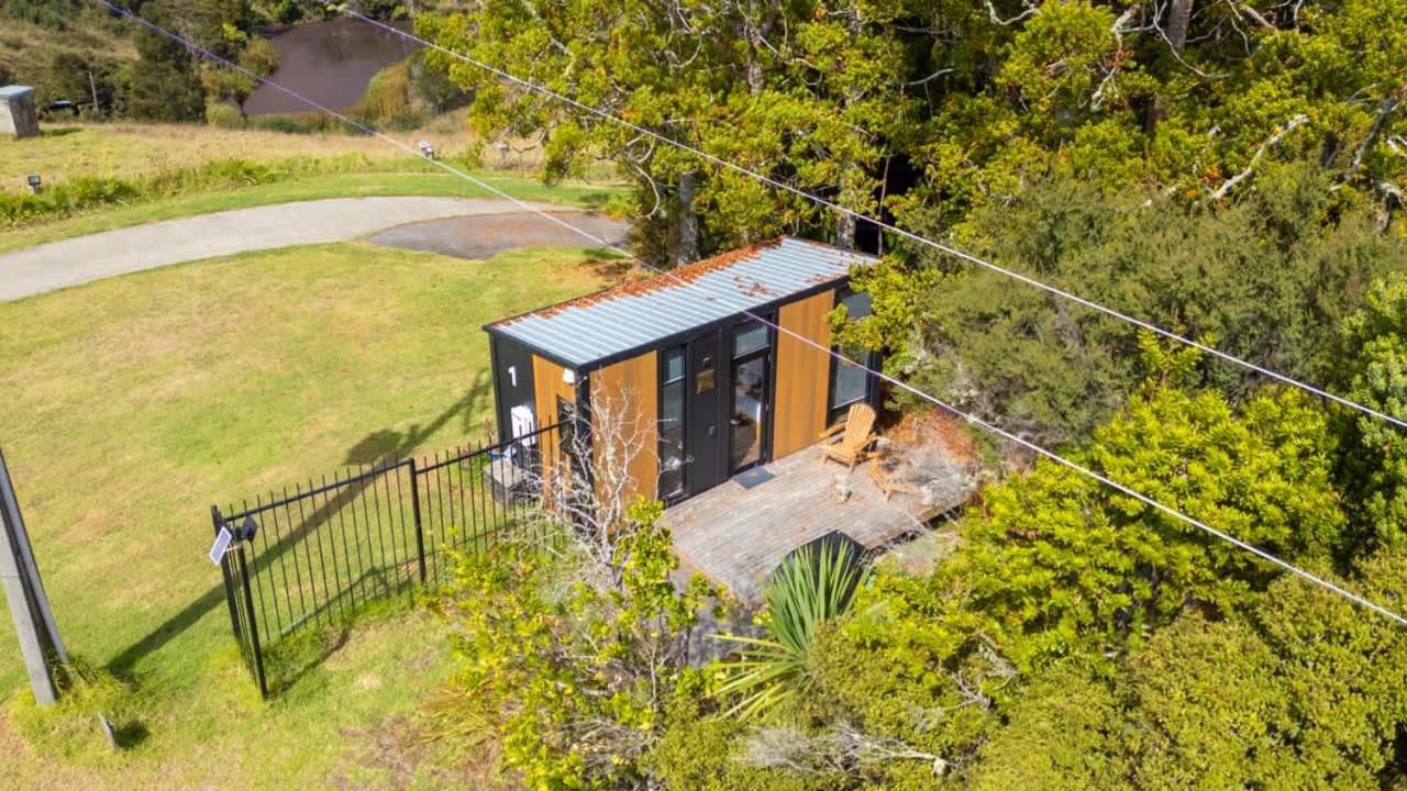 Вилла The Kauri Getaway By Tiny Away Waitoki Экстерьер фото