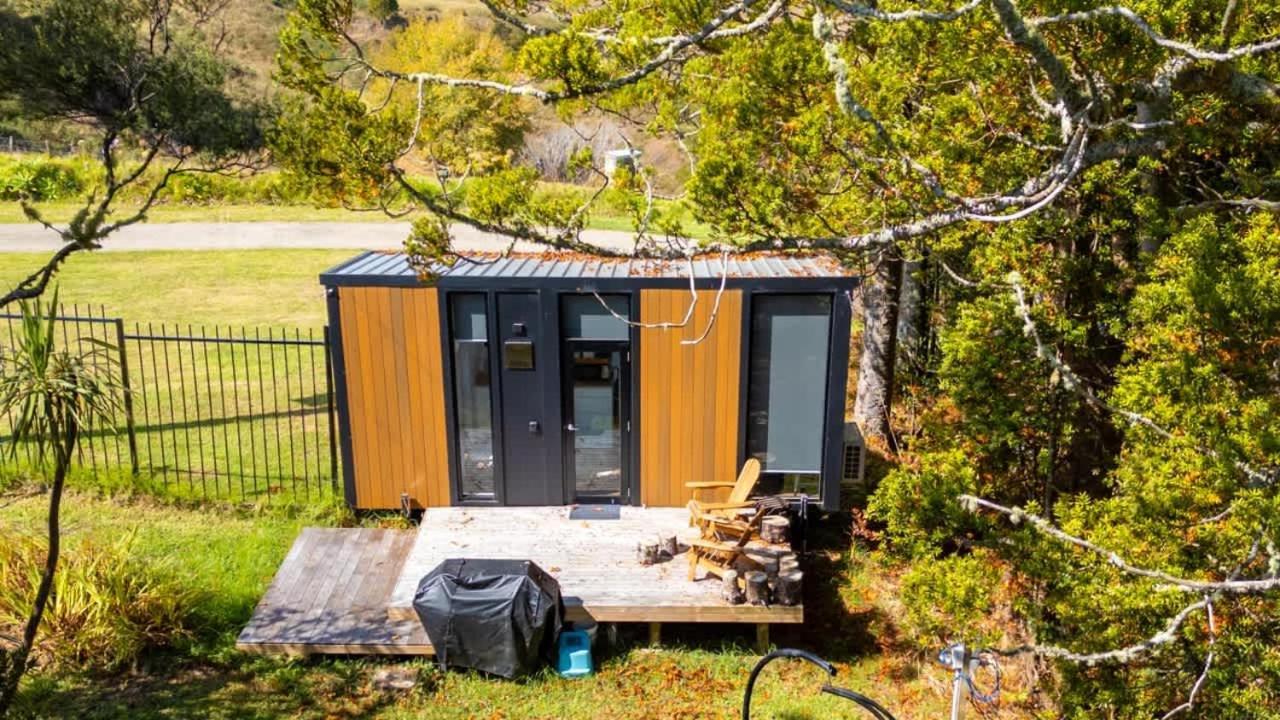 Вилла The Kauri Getaway By Tiny Away Waitoki Экстерьер фото